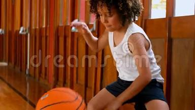 田径混合赛男生在学校篮球场打篮球